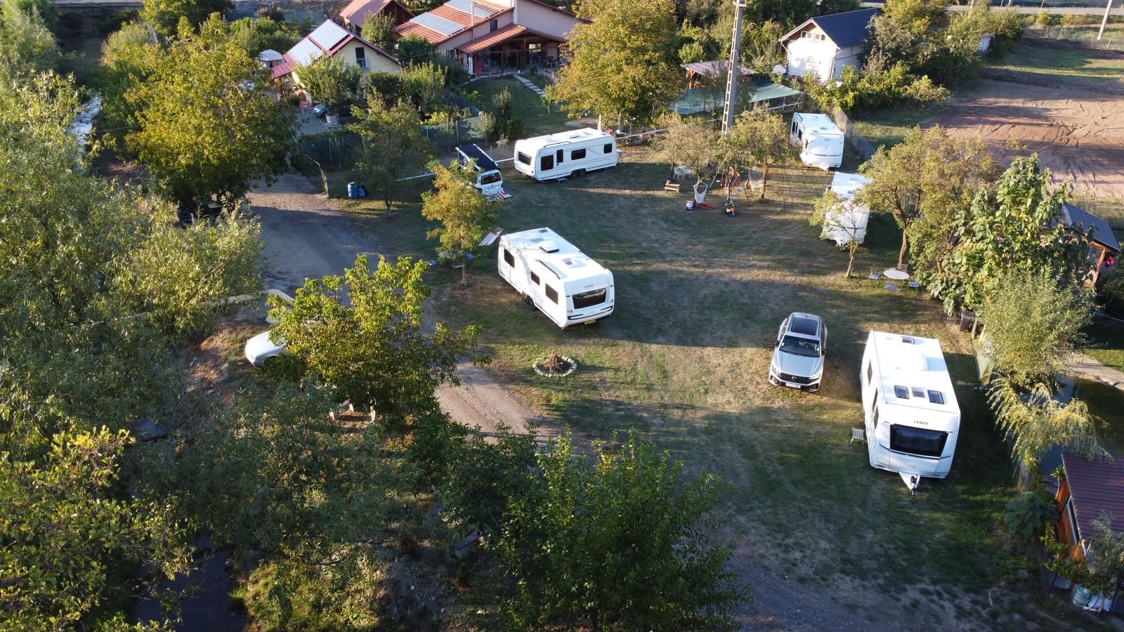 Luftaufnahme des Camping Alba, mit Wohnwagen zwischen den Bäumen