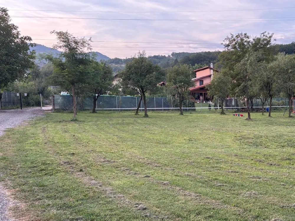 Pajiștea campingului, cu locurile numerotate de la 1 la 8